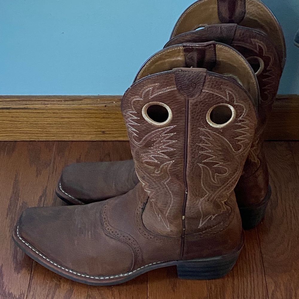 Men’s Ariat Brown Cowboy Boots gently used sz 13D